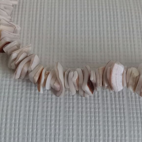 White & Tan Stacked Puka Shell Shards Single Strand Lightweight Choker Necklace - Picture 3 of 8